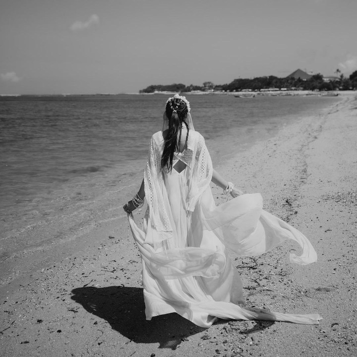 <p>Jedar pun terlihat sangat menikmati kehamilan ketiganya ini. Termasuk babymoon bersama para sahabatnya di Bali dan melakukan sesi maternity shoot seperti foto-foto di atas. Jedar terlihat cantik mengenakan gaun bak dewi sambil berpose di pantai. Ia pun menyelipkan ucapan manis pada sang suami di caption fotonya. "<em>Heaven is a place on earth with you</em> @v.andrianto," tulisnya. Foto: Instagram@inijedar</p>
