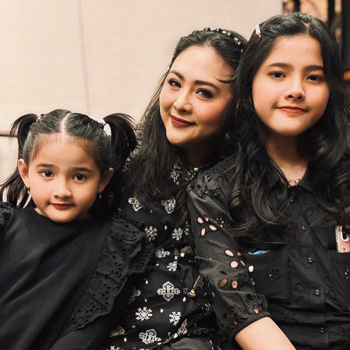 <p>Menurut Bunda, Atreya lebih mirip sang Ayah atau ibunda? Kita doakan, semoga ia tumbuh menjadi anak yang selalu membanggakan kedua orang tuanya, ya. (Foto: Instagram @audyitem @iko.uwais)</p>