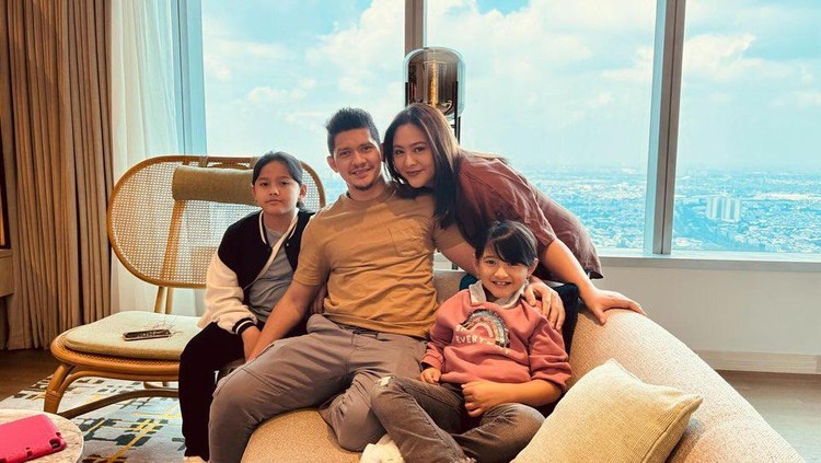 keluarga audy item dan iko uwais