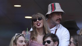 Travis Kelce Debut Pamer Foto Bareng Taylor Swift di Medsos