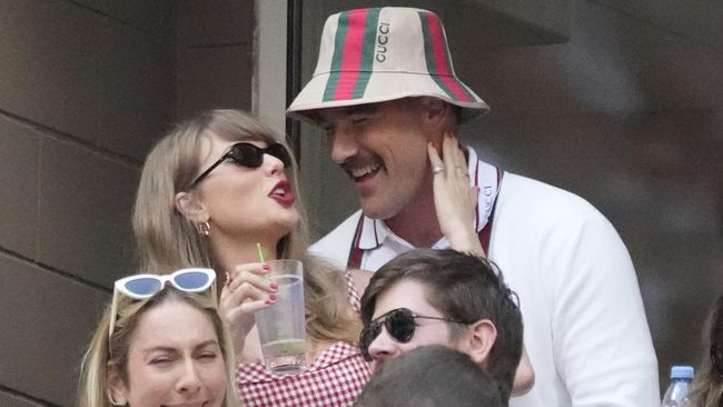 Taylor Swift disebut sangat dimanja oleh Travis Kelce saat merayakan ulang tahunnya pada 13 Desember 2024.