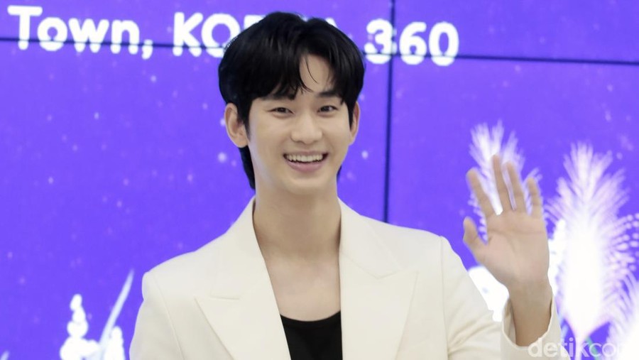 Kim Soo Hyun saat datang ke COLLECT Town Korea 360&comma; Lotte Mall&comma; Jakarta Selatan&comma; pada Sabtu &lpar;7&sol;9&sol;2024&rpar; dalam event handprinting placement ceremony&period;