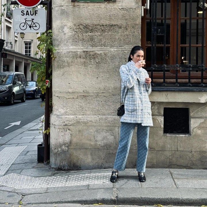 <p>Gaya Laura Basuki saat membuat potret OOTD di luar negeri juga tak kalah modis. Ia mengenakan jaket beraksen <em>plaid</em> dengan celana <em>jeans</em> bermotif serupa. Ia kemudian memakai <em>sling bag</em> dan sepatu <em>loafers</em> warna hitam. (Foto: Instagram @laurabas)</p>