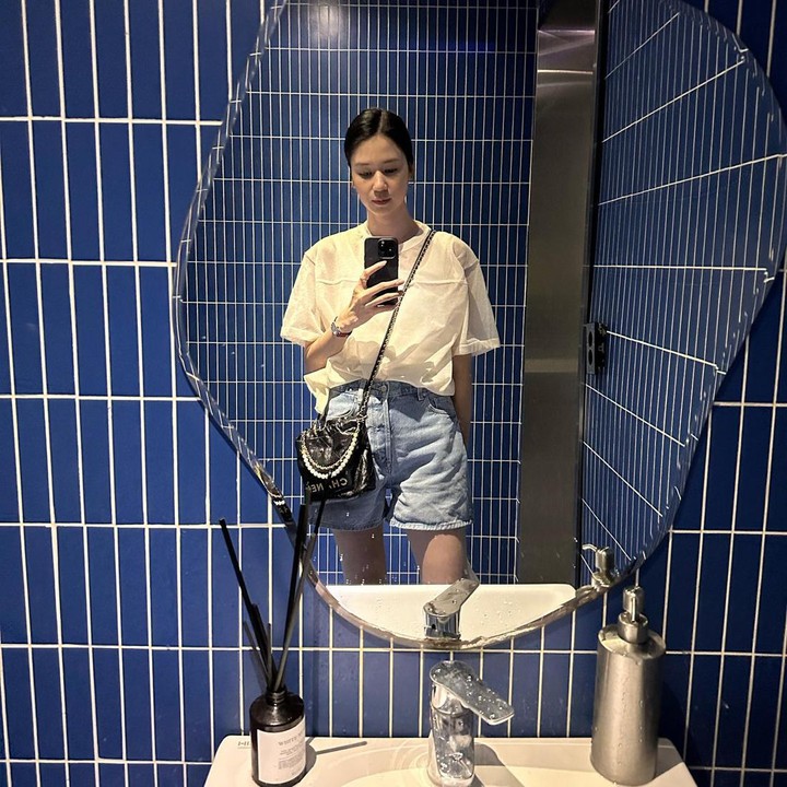 <p>Laura Basuki memiliki gaya busana <em>stylish</em> dengan padu padan <em>fashion item</em> sederhana. Lewat media sosial, ia membagikan potret<em> mirror selfie</em> ketika memakai <em>oversized t-shirt</em> dan <em>denim shorts</em> kasual. Laura kemudian mengenakan<em> sling bag</em> untuk mempercantik penampilannya. (Foto: Instagram @laurabas)</p>