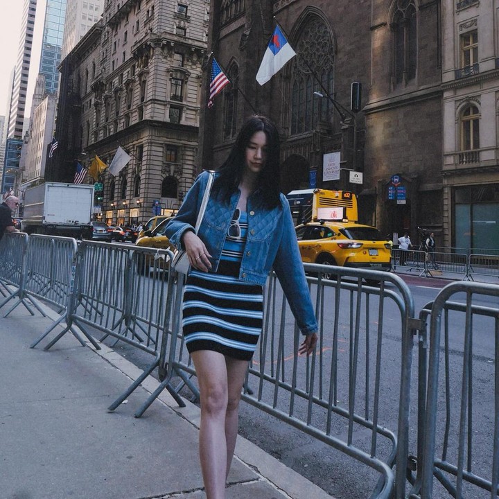 <p>Padu padan jaket denim lainnya yang bisa Bunda coba kenakan adalah perpaduan<em> crop jacket</em> dengan <em>dress</em> bermotif <em>stripes</em> ala Laura Basuki. Agar lebih modis, ia memakai<em> shoulder bag</em> warna putih dan kacamata hitam. Mana OOTD Laura Basuki yang jadi favorit Bunda? (Foto: Instagram @laurabas)</p>