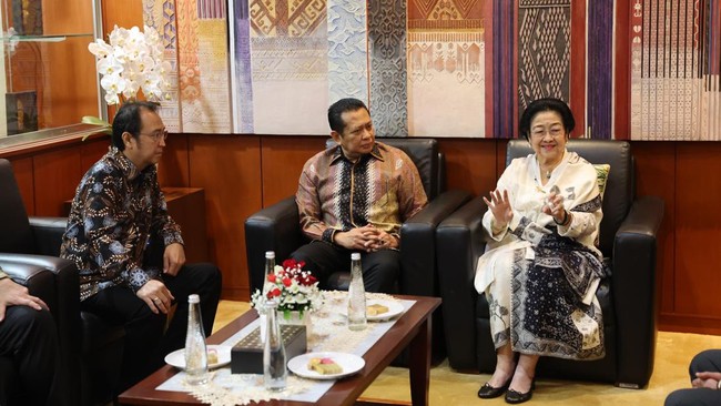 MPR resmi mencabut TAP MPRS Nomor XXXIII/MPRS/1967 tentang Pencabutan Kekuasaan Pemerintah Negara dari Presiden Sukarno.