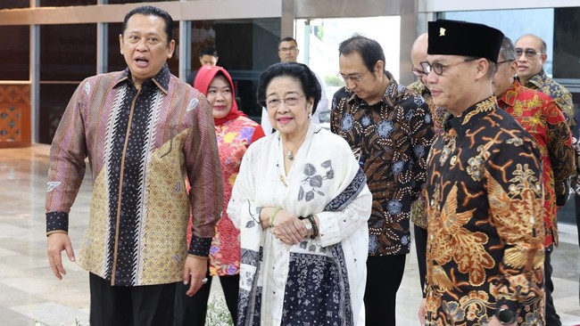 Megawati tiba di lokasi sekitar pukul 10.16 WIB. Ia disambut oleh Bamsoet, Ahmad Muzani, Ahmad Basarah, hingga Hidayat Nur Wahid.