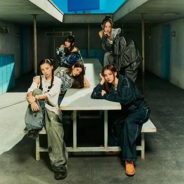 Lirik Lagu Lit Right Now - MEOVV