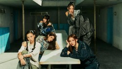 Lirik Lagu Lit Right Now - MEOVV