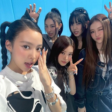 Lirik Lagu HANDS UP - MEOVV