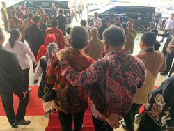 Momen Muzani dan Hasto Rangkulan Sambil Bisik-bisik Hal Khusus di MPR