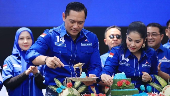 Ketua Umum Partai Demokrat Agus Harimurti Yudhoyono (depan, kedua kiri) bersama Ketua Srikandi Partai Demokrat Annisa Pohan (depan, tengah) memotong tumpeng disaksikan Ketua Majelis Tinggi Partai Demokrat Susilo Bambang Yudhoyono (depan, kiri), Ketua