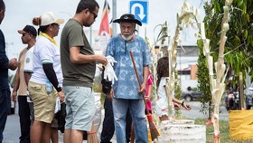 PM Timor Leste Xanana Ikut Kerja Bakti Sapu Jalan Demi Menanti Paus