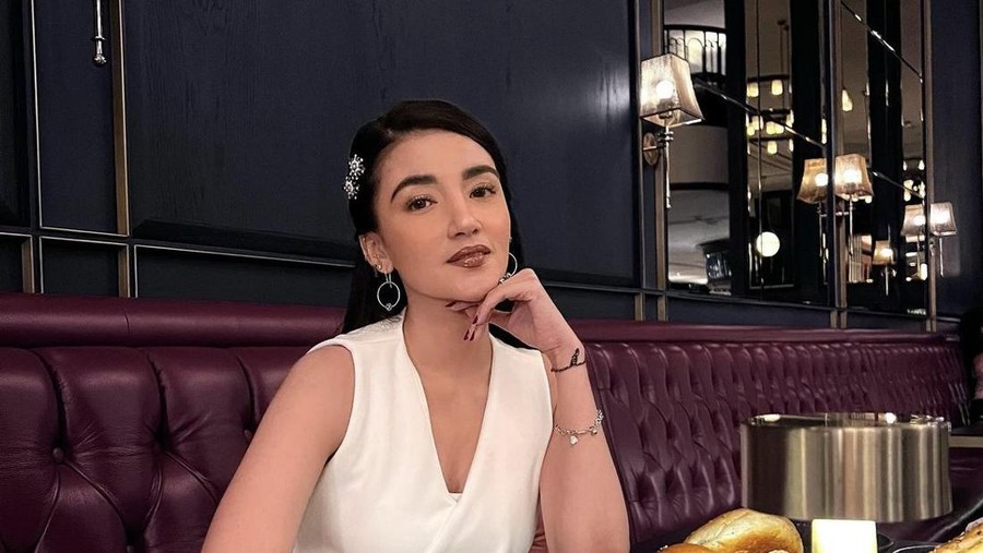 Pose Cantik Tsania Marwa Saat Makan di Resto hingga Dapat Kue Ulang Tahun