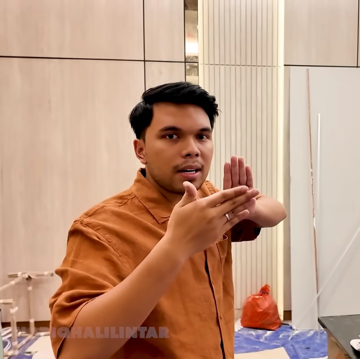 <p>Thariq mengatakan keputusan merenovasi rumah diambil karena dirinya tidak ingin mementingkan selera diri sendiri. Ia juga ingin selera Aaliyah turut digunakan di dalam rumahnya. (Foto: YouTube Thariq Halilintar)</p>