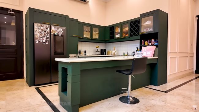 Sering Live Cooking Undang Chef, 7 Potret Dapur Rumah Aaliyah dan Thariq Bernuansa Klasik