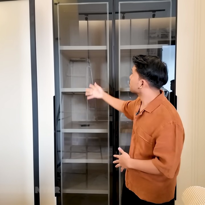 <p>Tidak hanya itu, Thariq dan Aaliyah turut membangun sebuah ruangan khusus <em>wardrobe</em>. Thariq pun mengatakan ruangan yang satu ini sudah hampir selesai. (Foto: YouTube Thariq Halilintar)</p>