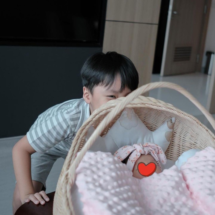 <p>Tidak sedikit yang mengatakan wajah Yusuf dan Alesha sangat mirip nih, Bunda. Banyak yang mendoakan agar keduanya selalu rukun dan saling menyayangi. (Foto: Instagram: @larissachou)</p>