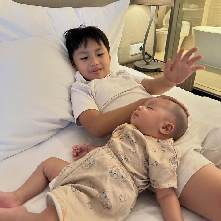 <p>Pada sebuah kesempatan, Alesha terlihat terlidur di atas perut sang Kakak sementara itu Yusuf mengusap kepalanya penuh kasih. Gemas banget, ya! (Foto: Instagram: @larissachou)</p>