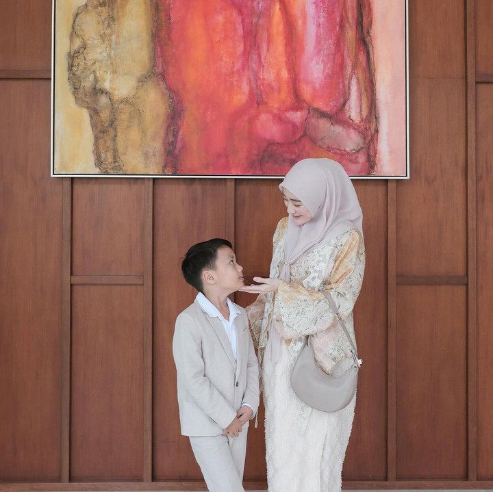 <p>Sejak kelahiran sang adik yang diberi nama Alesha Alifa Habatillah Rosadi, Yusuf sudah terlihat begitu antusias, Bunda. Kakak beradik ini juga terlihat kompak. (Foto: Instagram: @larissachou)</p>