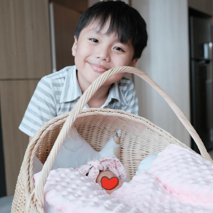 <p>"<em>MasyaAllah</em>, aku lihat mirip banget sama Yusuf," kata seorang netizen. "Yusuf nanti jagain adik perempuannya sampai besar. Uuuu gemas banget," tutur netizen lainnya. (Foto: Instagram: @larissachou)</p>