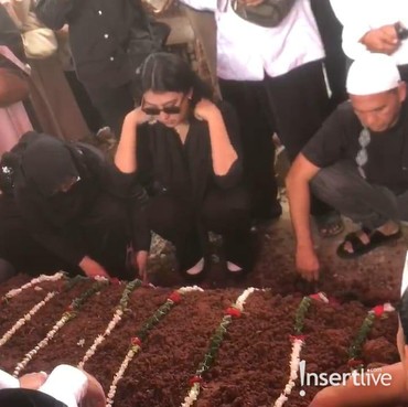 Momen Pemakaman Puput Novel yang Meninggal Dunia karena Sakit Kanker Payudara