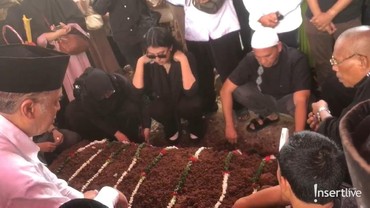 Momen Pemakaman Puput Novel yang Meninggal Dunia karena Sakit Kanker Payudara