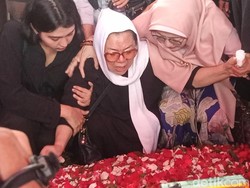 Tangis Ibunda Panjatkan Doa di Pusara Makam Puput Novel