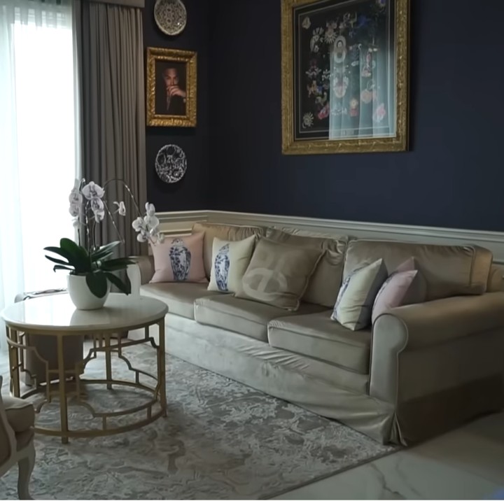 <p>Ivan Gunawan mendapatkan sejumlah furnitur dan dekorasi rumah dari hasil berburu di luar negeri, mulai dari kursi hingga sarung bantal. "ini bantalnya aku beli di Turki dan Thailand, ini sulaman," kata Igun. (Foto: YouTube Qiss You TV)</p>