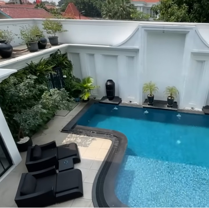 <p>Di waktu luang, Igun kerap bersantai di kolam renang luas yang terdapat di halaman belakang rumah. Ia juga bermimpi untuk memiliki <em>jacuzzi</em> agar menambah kesan mewah. "Ini 2 meter dalamnya. Terus aku lagi pengen punya <em>jacuzzi</em> gitu buat berendam. Pengen ada <em>jacuzzi</em> deh," katanya. (Foto: YouTube Qiss You TV)</p>