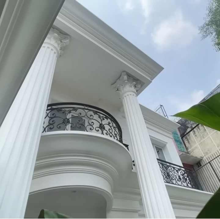 <p>Ivan Gunawan memiliki hunian mewah yang didominasi dengan warna putih untuk eksteriornya. Rumah Igun mengusung gaya <em>American Classic,</em> Bunda. (Foto: YouTube Qiss You TV)</p>
