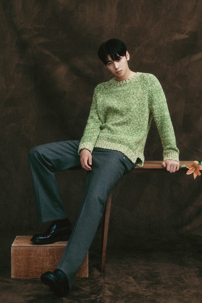 Sementara itu, Liberclassy menyuguhkan tampilan busana santai namun tetap nyaman dan hangat pada koleksi kali ini. Dibanjiri pujian penggemar, Cha Eunwoo ASTRO pun terlihat modis dengan casual look dalam campaign “Modern Poetry”. / Foto: liberclassy.com