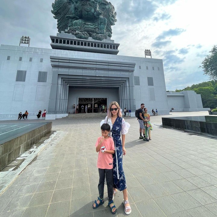 <p>Senandung Nacita merupakan seorang pembawa acara, penyiar berita, dan pemeran Indonesia, Bunda. Putri aktor senior Deddy Mizwar ini adalah bunda dari seorang anak laki-laki. (Foto: Instagram @senandung_nacita)<br /><br /><br /></p>