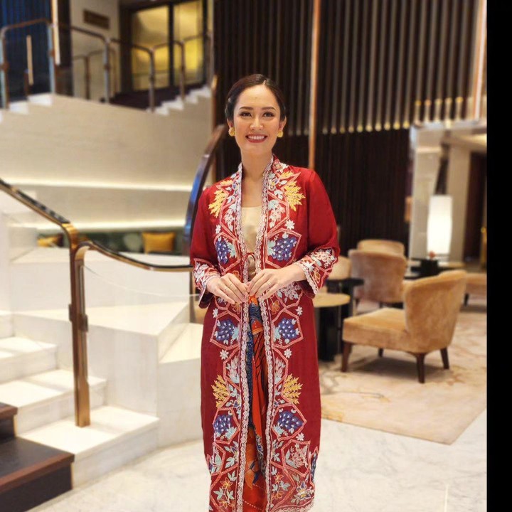 <p>Perempuan berusia 37 tahun ini kerap muncul di layar televisi sebagai <em>news anchor</em>. (Foto: Instagram @senandung_nacita)<br /><br /><br /></p>