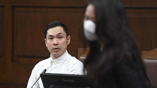 Terdakwa Harvey Moeis yang mewakili PT Refined Bangka Tin (RBT) akan menjalani sidang pembacaan putusan di kasus korupsi timah.