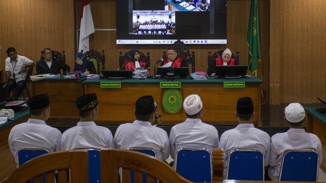 Mahkamah Agung (MA) menolak permohonan Peninjauan Kembali (PK) yang diajukan tujuh terpidana kasus kematian Vina dan Eki di Cirebon, Jawa Barat.