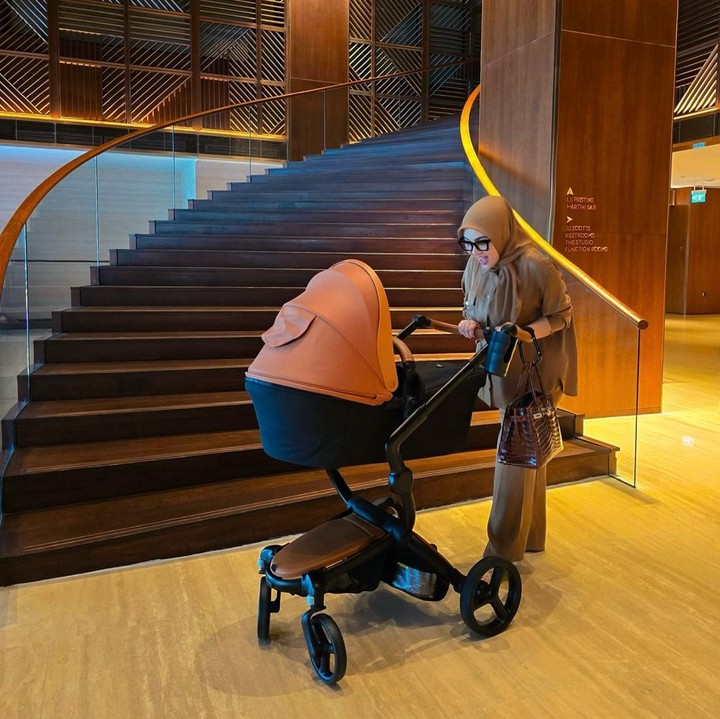 <p>Meski telah membagikan berbagai momen kebersamaan dengan Si Kecil, Syahrini masih belum mengungkap wajah dan nama lengkap Baby R. (Foto: Instagram @princessyahrini)</p>