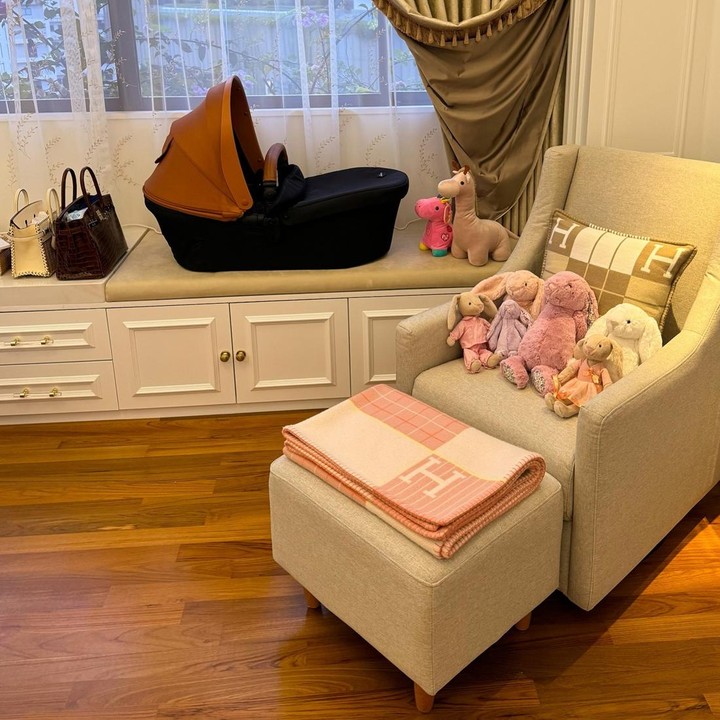 <p>Dalam salah satu unggahan terbarunya, Syahrini membagikan potret ruang menyusui Baby R. <em>"After baby's day out, her friends are waiting in the nursing chair</em> (Setelah jalan-jalan, teman-teman Baby R (boneka) sudah menunggu di kursi tempat menyusui)," tulisnya. (Foto: Instagram @princessyahrini)</p>