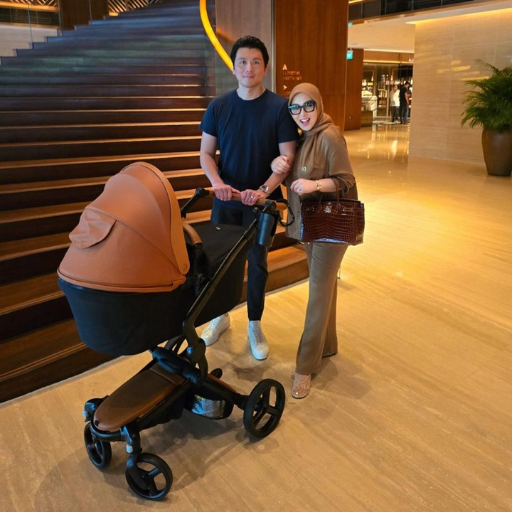 <p>Syahrini dan Reino Barack menjalani peran orang tua baru sejak kelahiran Baby R pada 1 Agustus 2024. Putri pertama mereka menambah kebahagiaan di rumah tangga keduanya yang saat ini menginjak tahun ke-5. (Foto: Instagram @princessyahrini)</p>