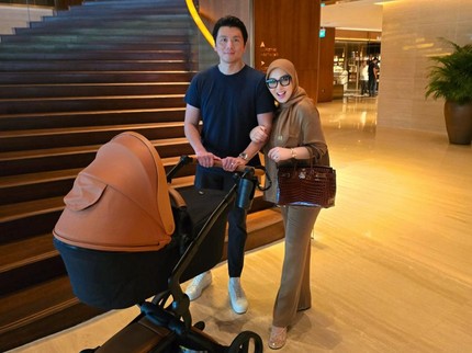7 Potret Syahrini & Reino Barack Ajak Baby R Jalan-jalan, Wajah Sang Putri Masih Disembunyikan