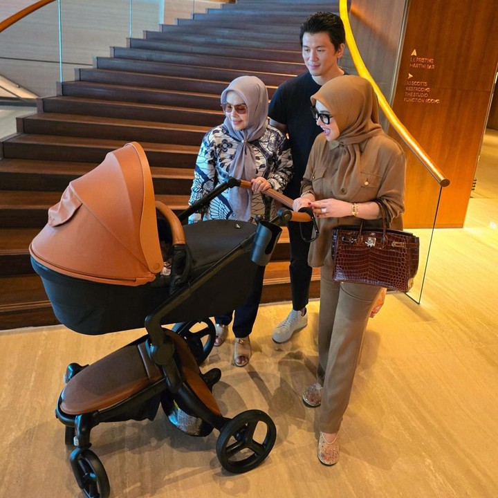 <p>Dalam potret yang dibagikan oleh Syahrini, Wati Nurhayati tampak menatap cucunya dengan penuh kasih sayang. Mereka mengajak Baby R jalan-jalan dengan memakai <em>stroller.</em> (Foto: Instagram @princessyahrini)</p>