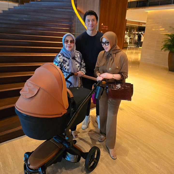 <p>Kebahagiaan turut dirasakan oleh keluarga besar mereka, tak terkecuali ibunda Syahrini. Ia mendampingi Syahrini sejak persiapan melahirkan di Singapura hingga kini dikaruniai cucu baru. (Foto: Instagram @princessyahrini)</p>