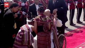 VIDEO: Paus Tiba di Dili, Langsung Diberi Kain Khas Timor Leste