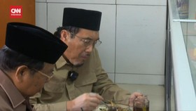 VIDEO: Temui Komunitas Warga Tegal, Suswono Makan Siang di Warteg