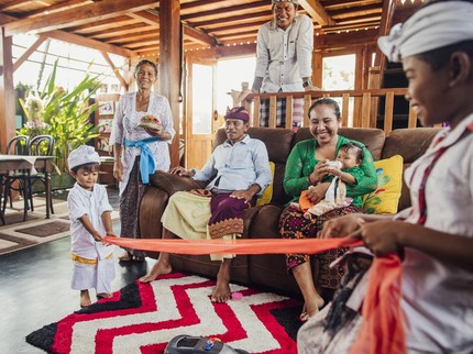 15 Tradisi Menyambut Kelahiran Bayi Paling Unik di Dunia, Ada dari Bali Bun