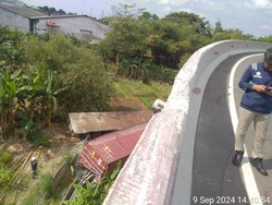 Potret Truk Kontainer Jatuh dari Ketinggian 15 Meter Tol Cibitung