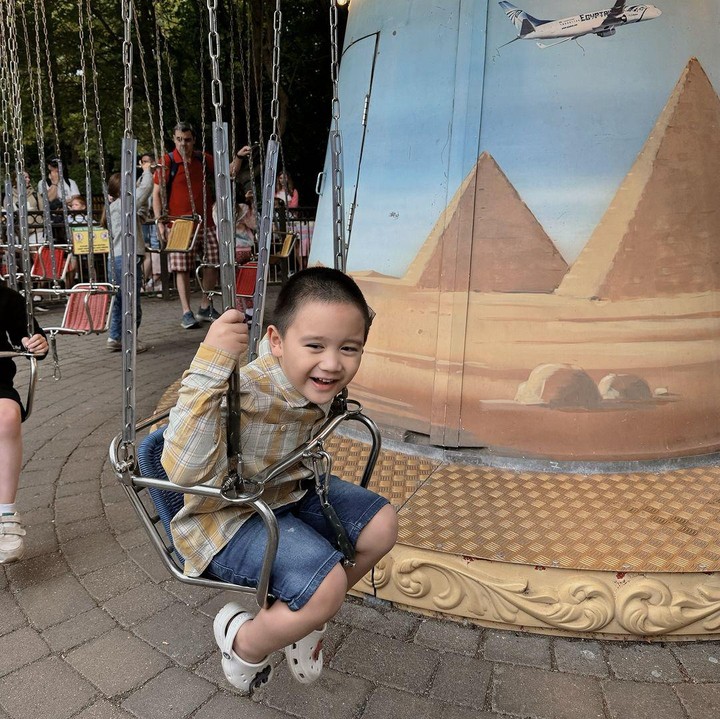 <p>Athar tumbuh menjadi anak yang aktif, Bunda. Tak hanya itu, banyak pula netizen yang memuji paras tampan Athar yang disebut perpaduan orang tuanya.</p>