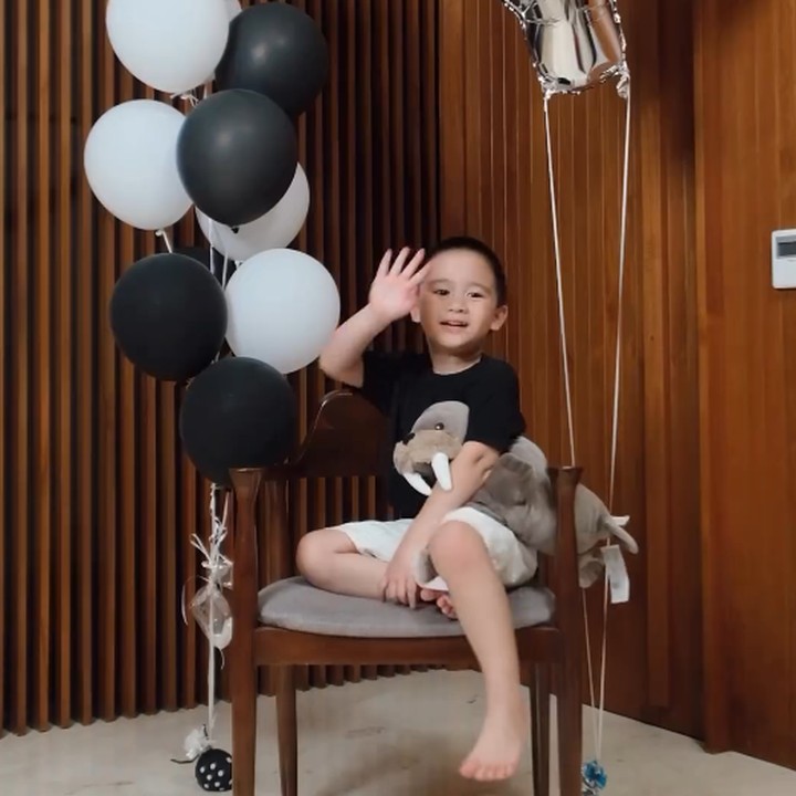 <p>Athar baru saja merayakan ulang tahunnya yang keempat lho. Di perayaan ulang tahunnya, Citra Kirana atau Ciki mengunggah video saat putranya terlihat begitu senang mendapat kejutan dari sang Bunda. "Happy birthday sayang nya mama papa," tulis Ciki di Instagram. (Foto: Instagram @citraciki)</p>