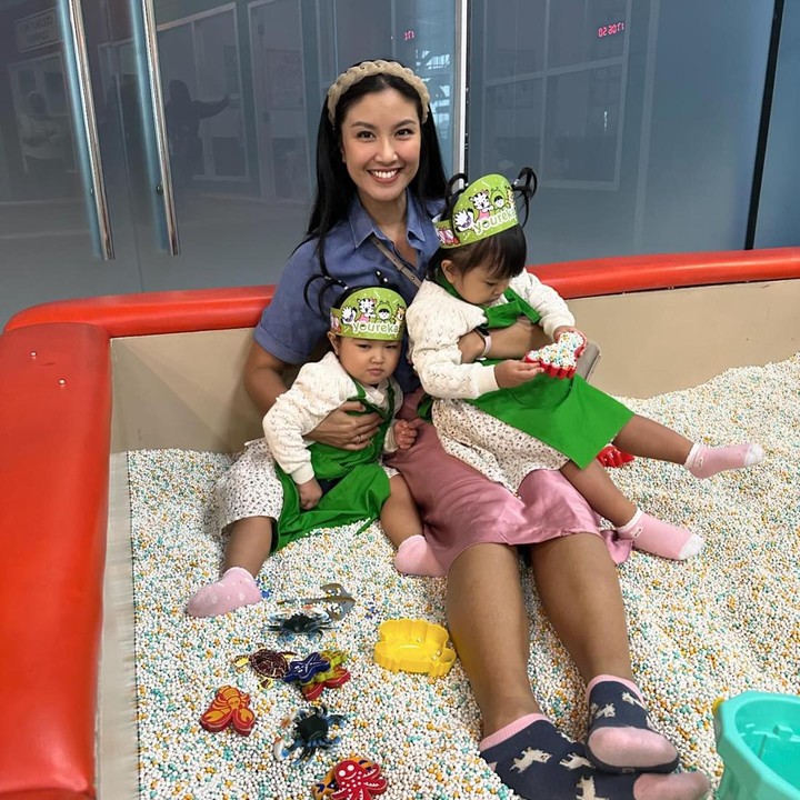 <p>Memiliki anak kembar yang masih balita, Zivanna sering dihadapkan dengan perkelahian Si Kecil. "Ketawa-gebuk-peluk-cakar-cium-keplak-sayang-<em>on repeat</em> 24/7. Seharian <em>astagfirullahalazim</em> melulu tapi tiap malem selalu ditutup dengan <em>#masyaallahtabarakallah,"</em> tulis Zivanna dalam unggahannya. (Foto: Instagram @zivannaletisha)</p>