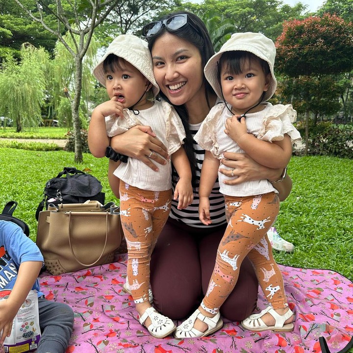 <p>Anak kembar Zivanna diberi nama Kimora Adam Harahap dan Kanaya Sulaiman Harahap. Mereka lahir pada 12 November 2021 dan kini berusia dua tahun. Lewat media sosial, Zivanna kerap membagikan momen kebersamaan dengan si kembar yang akrab disapa Kimi dan Kana. (Foto: Instagram @zivannaletisha)</p>